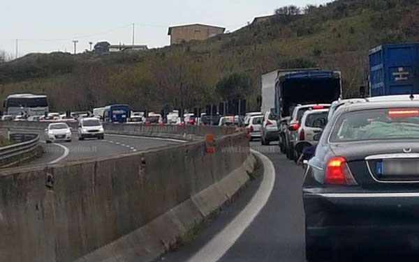 Scontro tra due auto su SS 280, lunghe code verso Catanzaro
