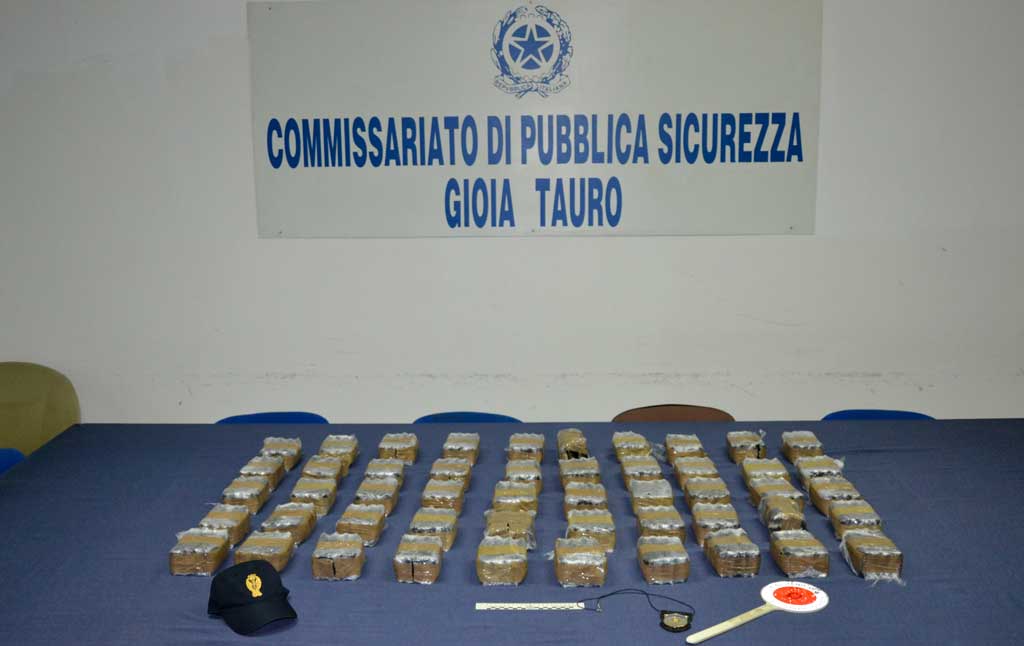 In auto con 50 chili di hashish, due arresti a Gioia Tauro