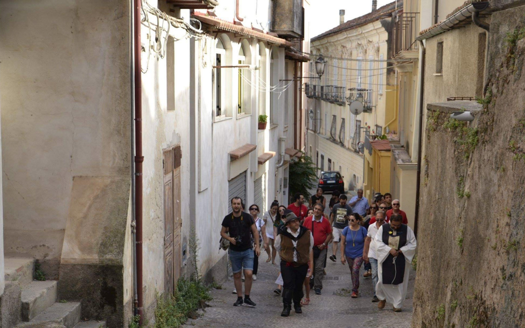 Passeggiata nel centro storico di Sambiase in compagnia di briganti, monaci e poeti il 3 novembre