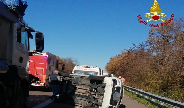 Scontro fra 3 auto su A2 a Rogliano: tre feriti