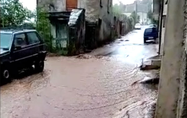 Lamezia: “Quando piove via Calvario diventa un fiume in piena”, la preoccupazione degli abitanti - VIDEO 