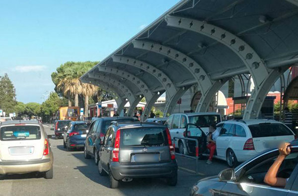 Lamezia, delegazione tassisti: "Servizi da e per aeroporto assorbiti da mezzi privati senza autorizzazione”