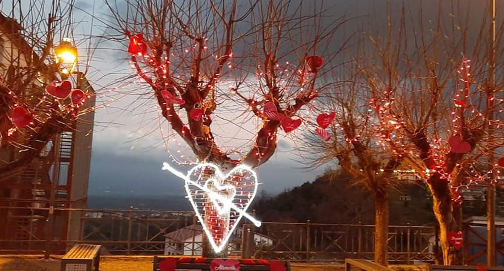 Altomonte celebra il mese dell'amore: panchina rossa, entrata gratis al museo per coppie e le strofe di Brunori nel borgo
