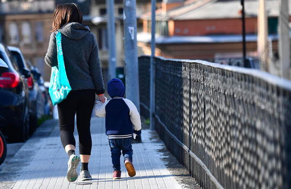 foto-ansa-madre-figlio.jpg