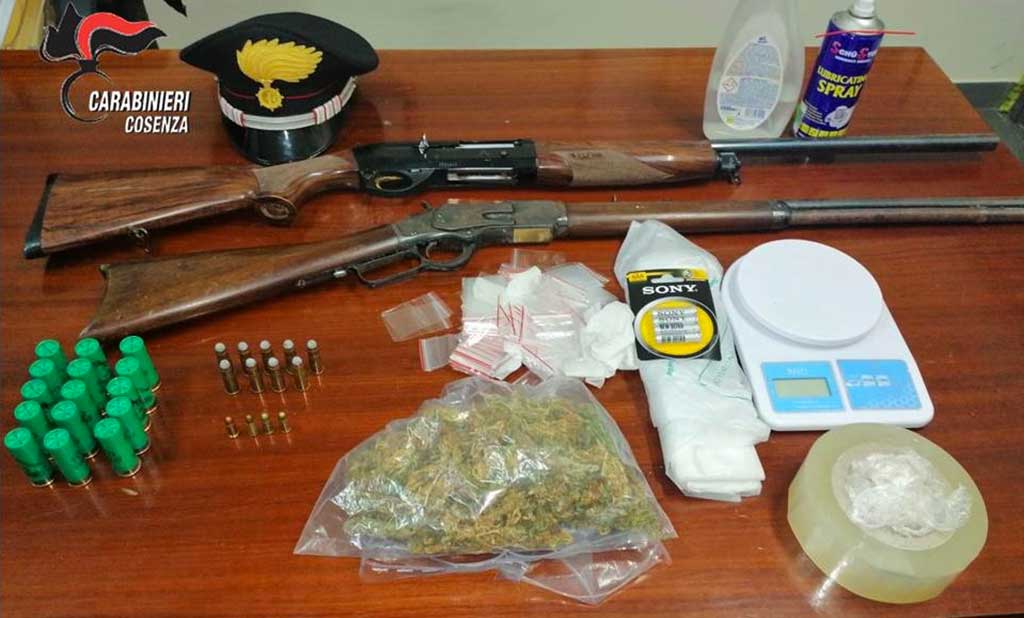 Trovate droga e armi in una palazzina disabitata nel centro di Cosenza 