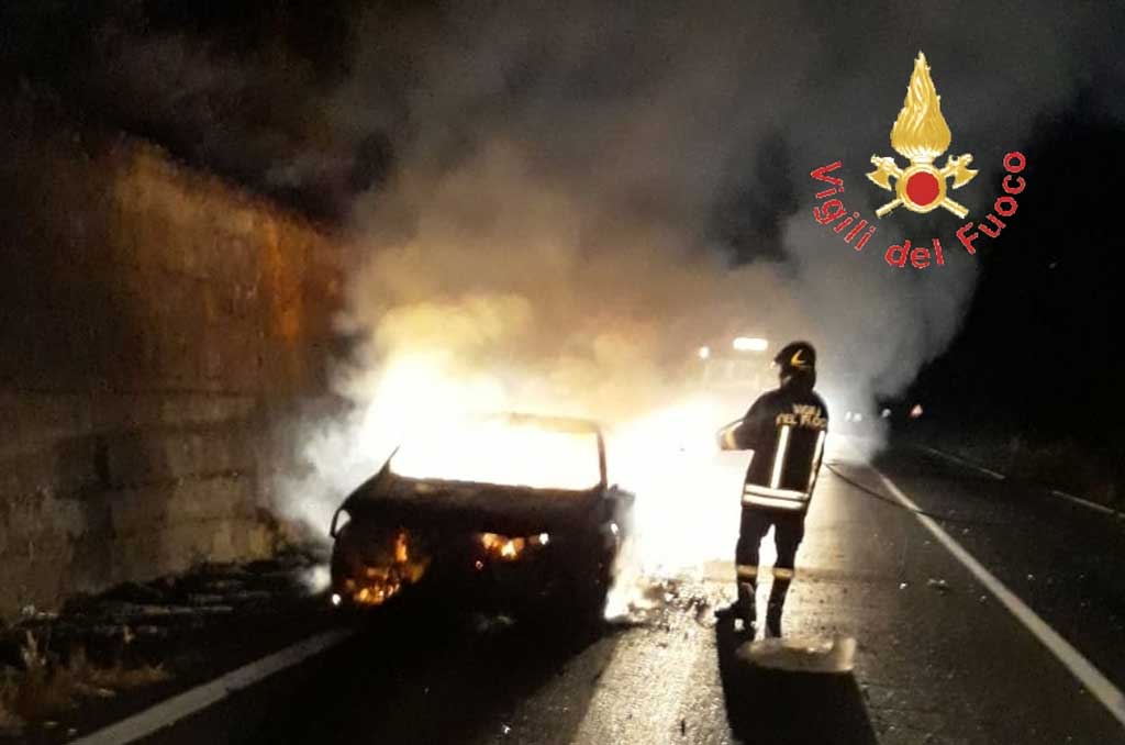 Auto in fiamme sulla SP 616 a Motta Santa Lucia, passeggeri in salvo
