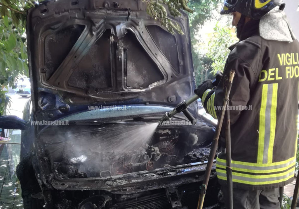 Lamezia, in fiamme auto parcheggiata in cortile abitazione