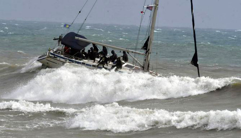 foto-barca-onde.jpg