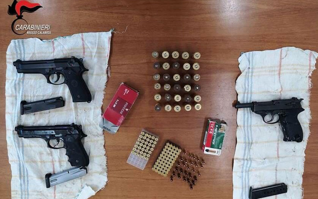 Scoperta piantagione di canapa e rinvenute pistole nel reggino