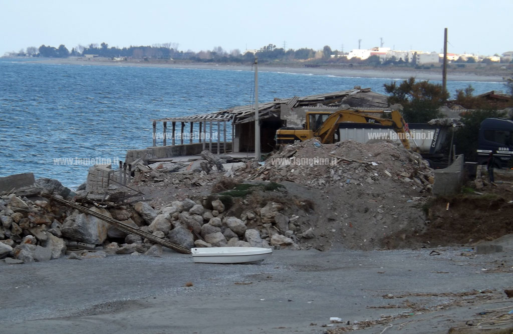 foto-casa-demolita-falerna1.jpg