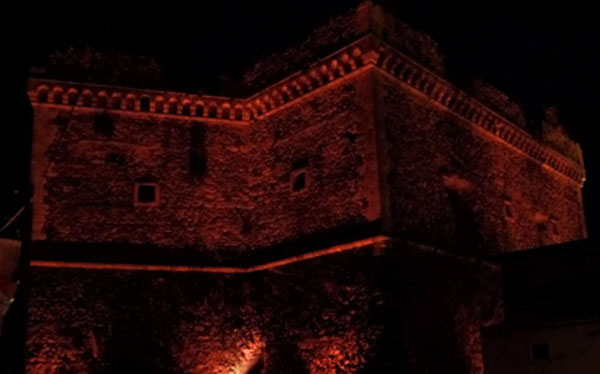 A Maida per giornata internazionale contro la violenza sulle donne Castello Normanno si tinge di rosso