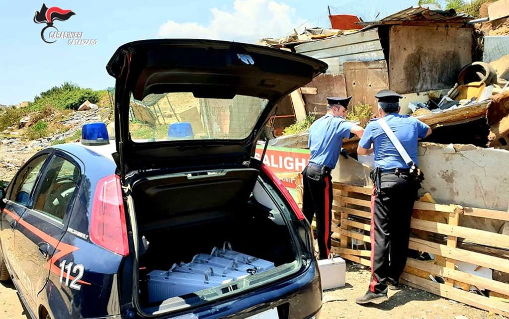 Lamezia, saccheggiato ripetitore Vodafone: carabinieri recuperano refurtiva nel campo Rom