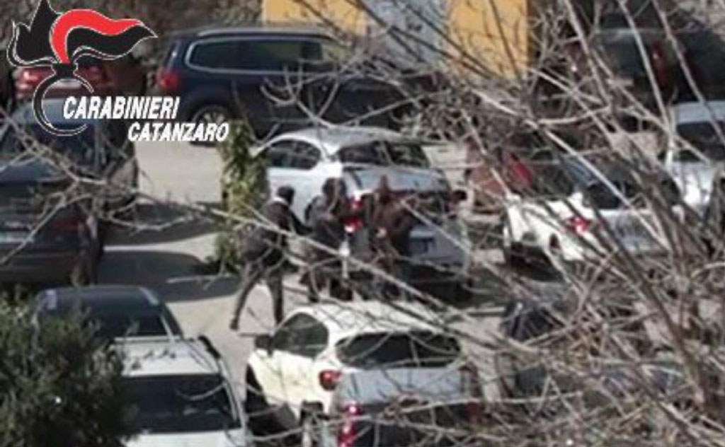 Parcheggiatori abusivi aggrediscono carabinieri a Soverato