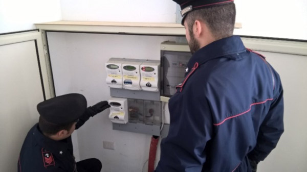 Furti di energia elettrica nel crotonese, un arresto e 4 denunce
