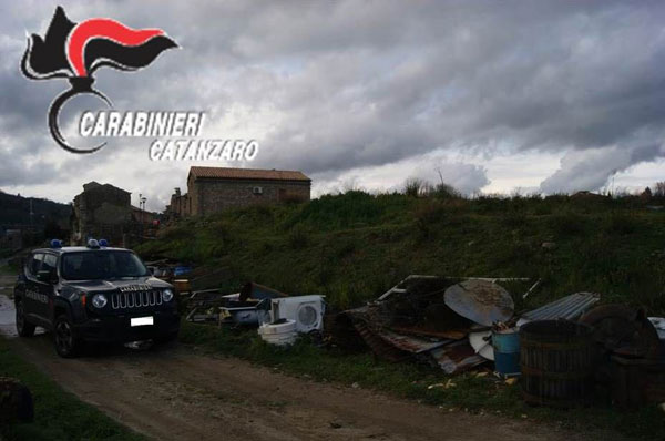 Terreno privato usato come discarica rifiuti a Girifalco, sequestrato