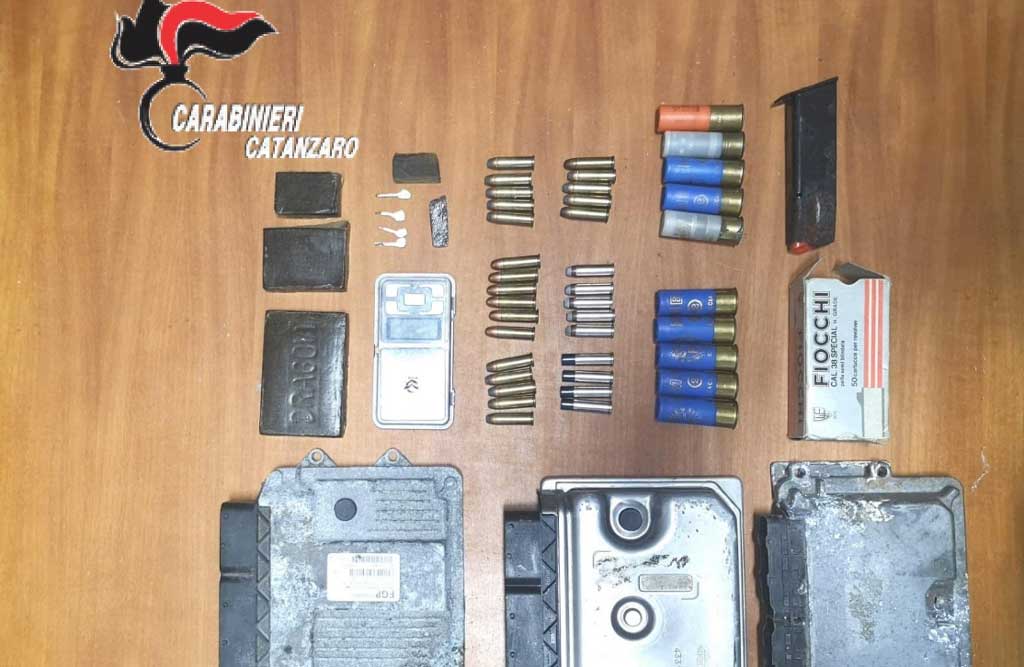 Scoperto deposito di munizioni e droga sotto un terreno a Catanzaro, avviate indagini