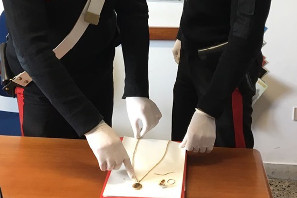 Ruba gioielli in casa anziana a Gimigliano, car­abinieri denunciano giovane e restituiscono refurtiva 
