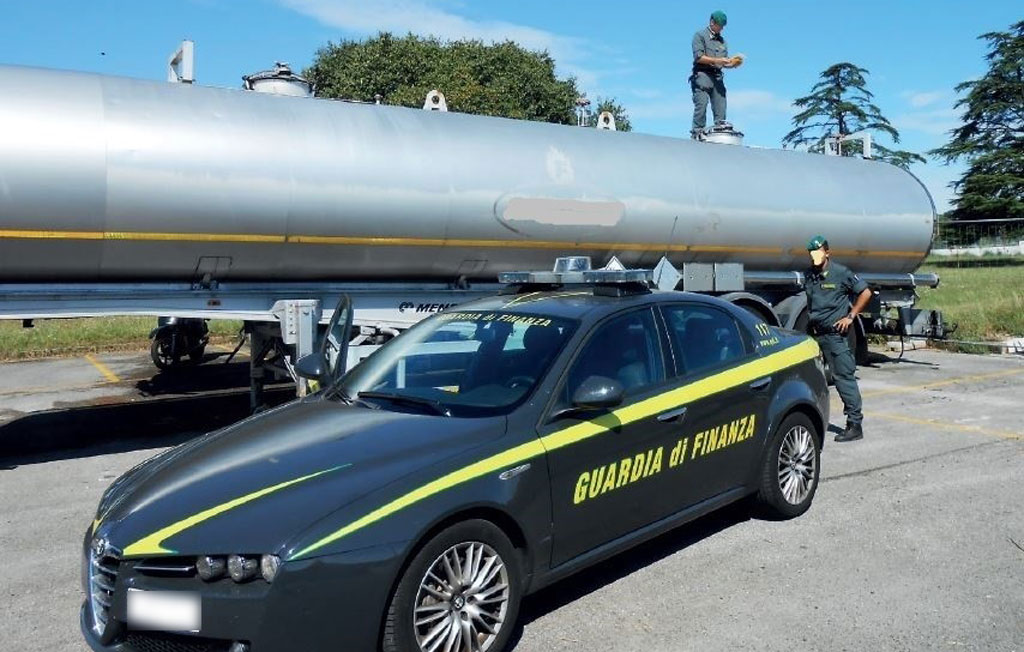 Sequestrato gasolio di illecita provenienza e autocisterne nel vibonese, due denunce