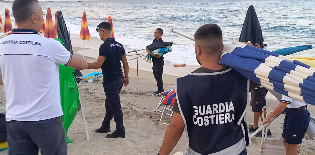 Nuovi sequestri di ombrelloni su spiagge libere lungo costa ionica 