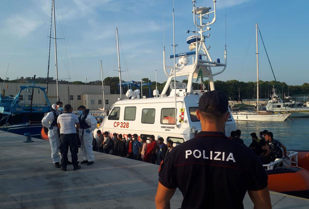 Polizia ferma 7 scafisti ritenuti responsabili di due sbarchi di immigrati a Roccella Ionica