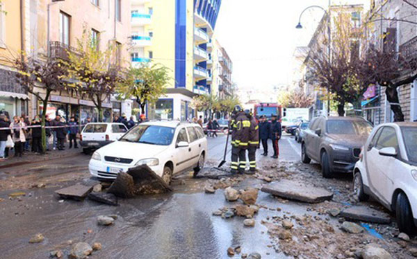 Scoppia conduttura idrica nel centro di Cosenza, traffico in tilt 