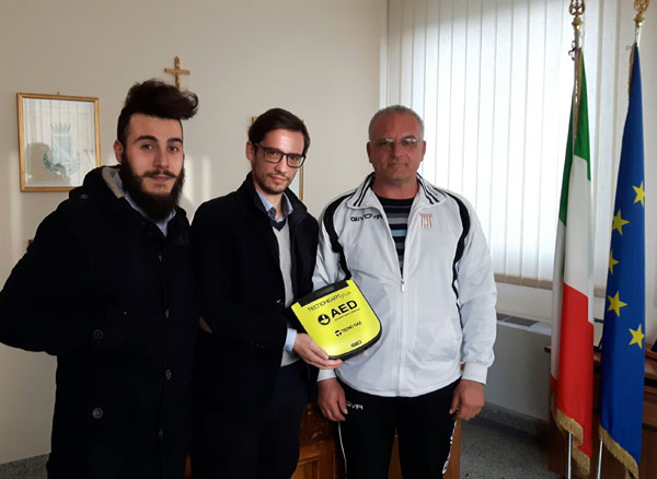 Lamezia, De Sarro consegna defibrillatore allo stadio di Fronti
