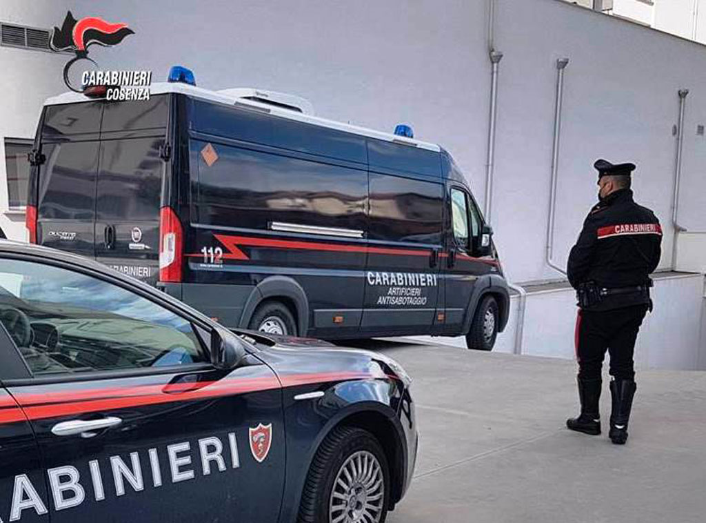 Mitragliatrice, ordigno e droga trovati in un palazzo a Cosenza: indagini