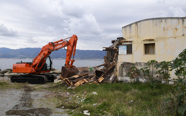 Demolito stabile abusivo su lungomare a Reggio Calabria