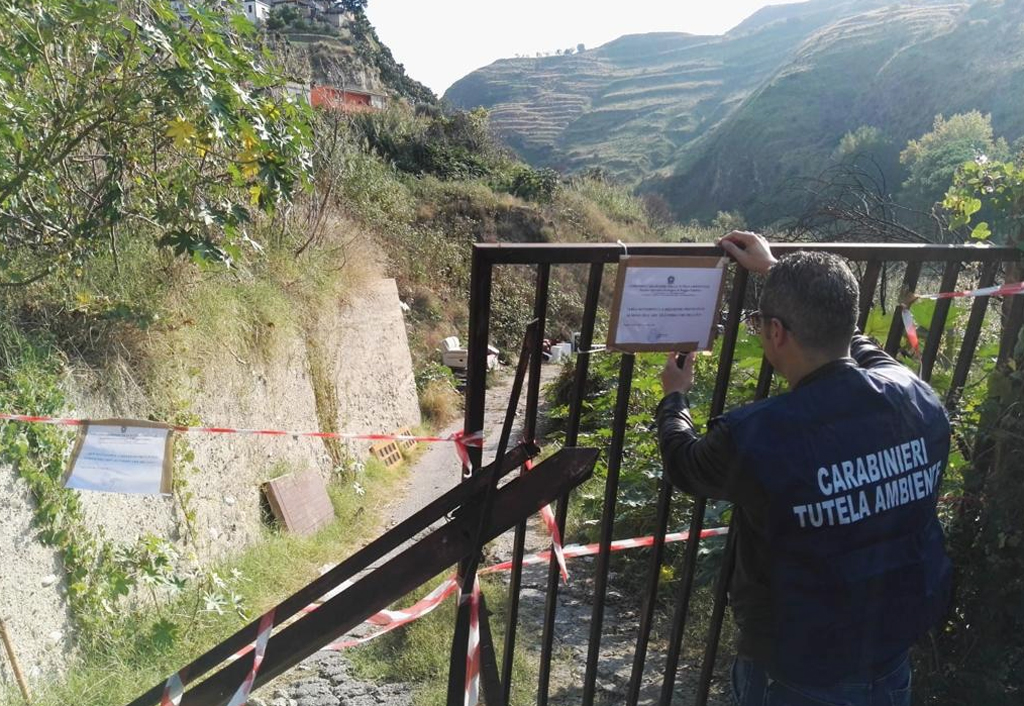 Area vicino torrente trasformata in discarica abusiva, sequestrata nel reggino