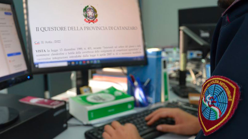 Lamezia, ossessionata da gelosia perseguita e aggredisce donna: provvedimento di sorveglianza speciale per una 47enne