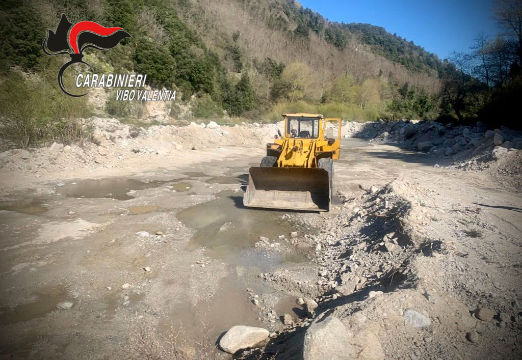 Sorpreso a prelevare sabbia dal letto di un torrente nel Vibonese, carabinieri arrestano presunto autore