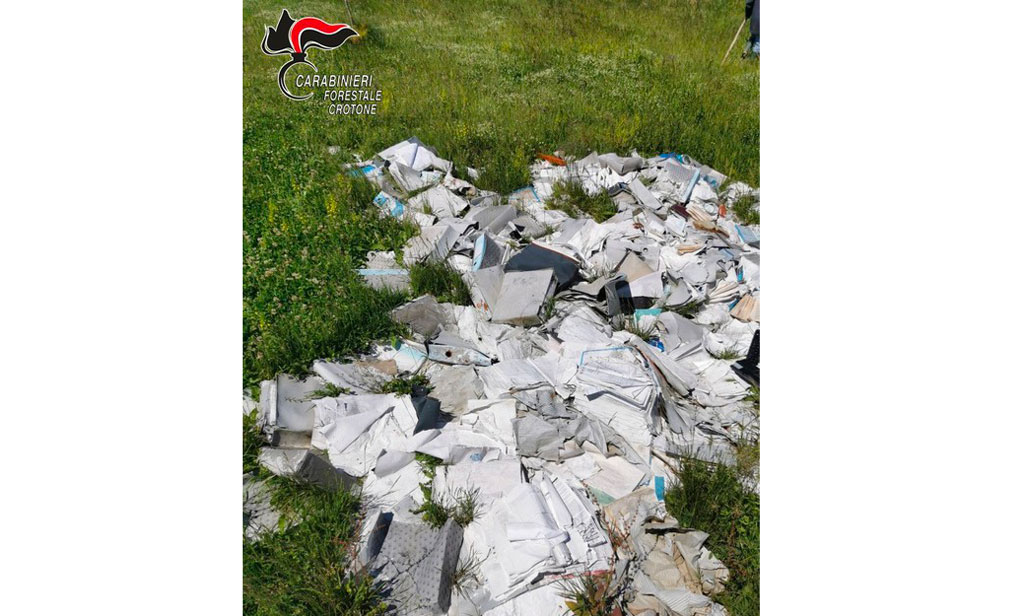 Faldoni con documenti abbandonati su terreno a Crotone: imprenditore denunciato