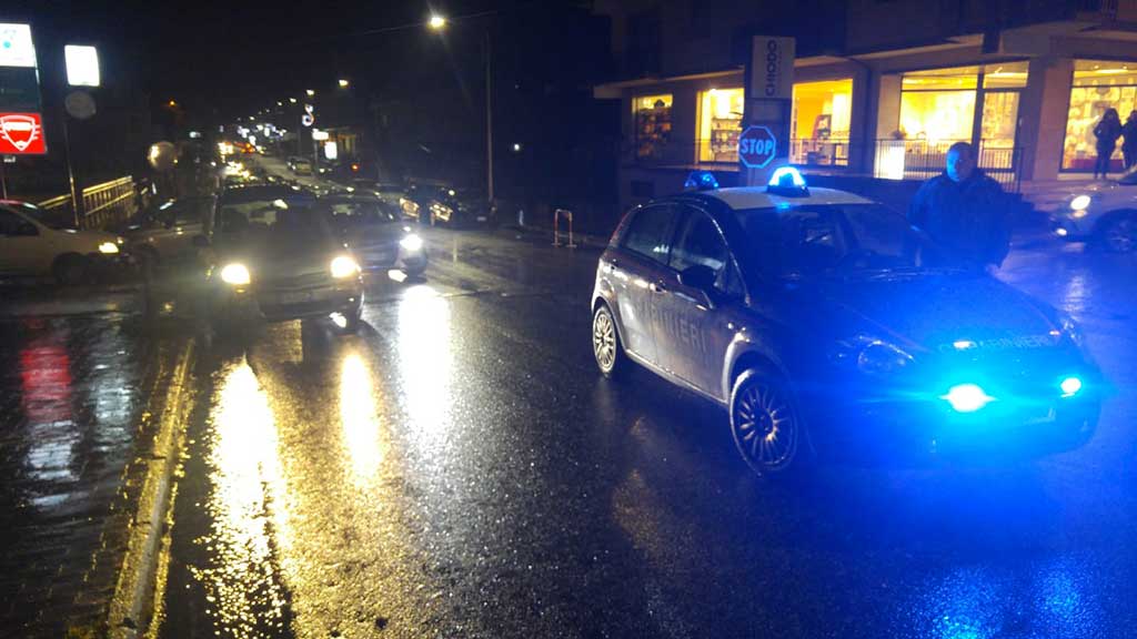 Investita a Soveria Mannelli e trasportata in ospedale con una barella, l'ambulanza non era disponibile: la denuncia del Comitato del Reventino