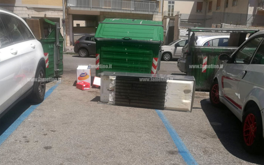 Lamezia, frigorifero "sosta" abusivamente sulle strisce blu in centro città