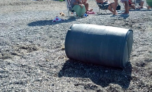 Fusto su spiaggia Gizzeria Lido, escluso pericolo