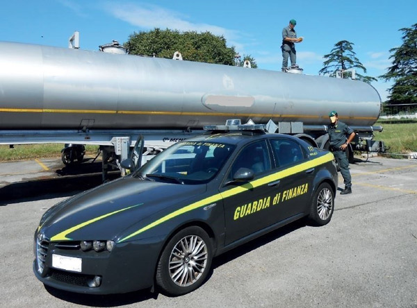 Trasportavano 1 tonnnellata di gasolio di provenienza illecita, sequestrato da Gdf a Vibo 