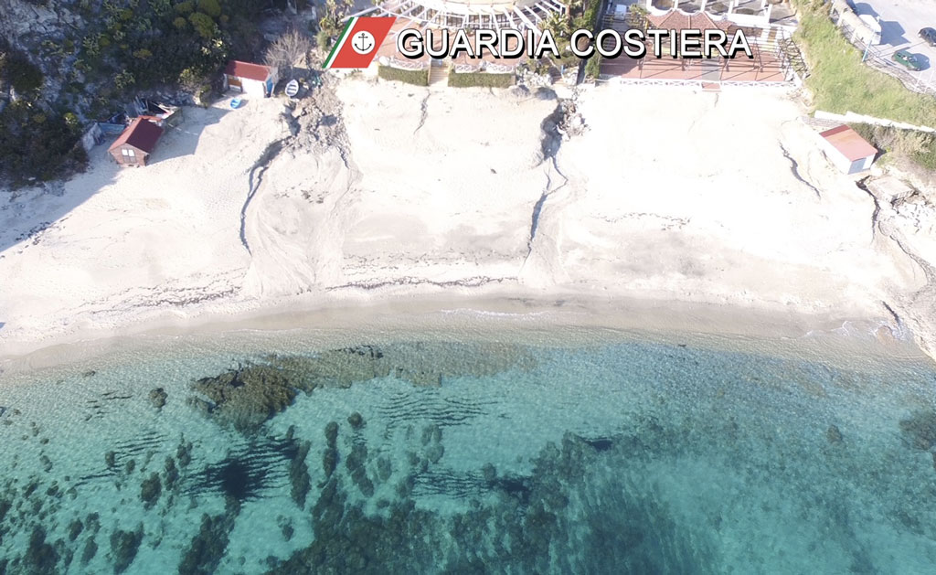 Demoliti 11 dei 13 manufatti abusivi costruiti sulla spiaggia di ‘Grotticelle’ a Ricadi - VIDEO