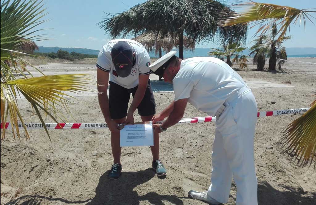 Guardia costiera sequestra spiaggia occupata abusivamente a Curinga, una denuncia