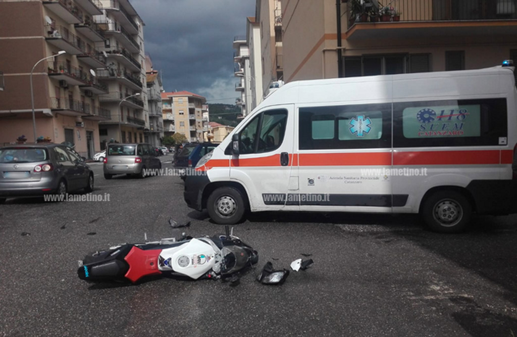 Lamezia, scontro tra auto e moto in via Federico Nicotera: un ferito 