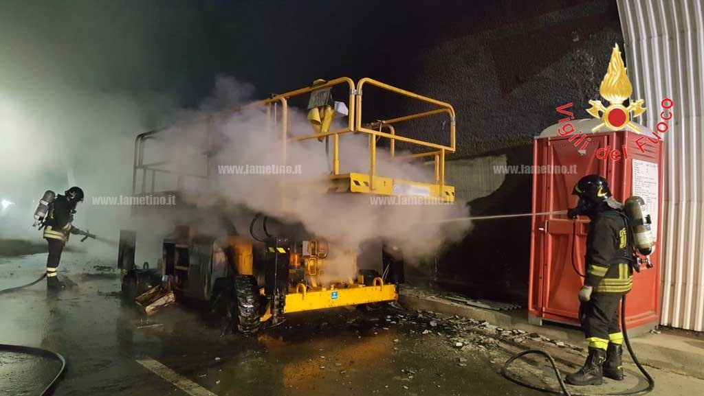 In fiamme mezzo di cantiere sulla ss 280 direzione Lamezia, avviate indagini