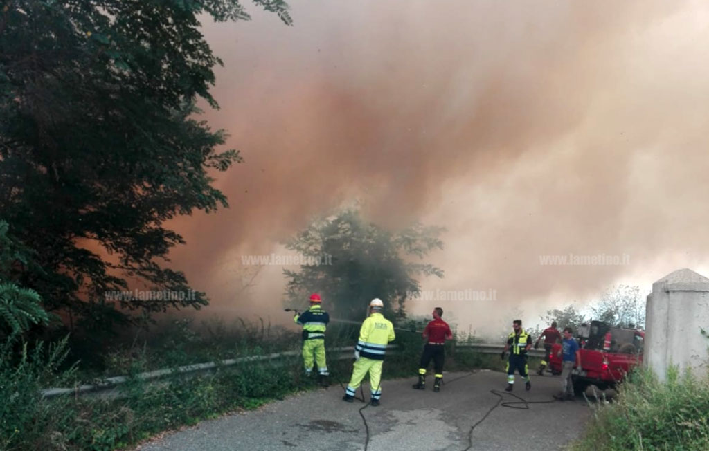 Grosso incendio di sterpaglie a Conflenti, intervengono Vigili del fuoco e Protezione Civile