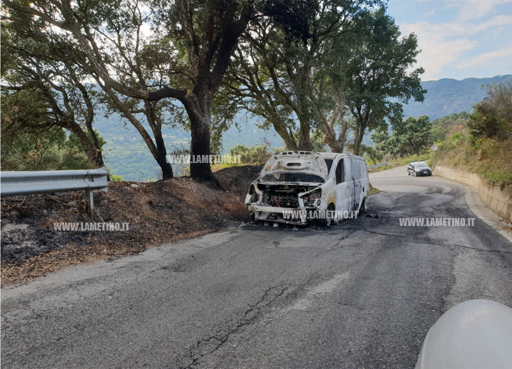 Lamezia, in fiamme furgone su strada provinciale ad Acquadauzano: illesa conducente