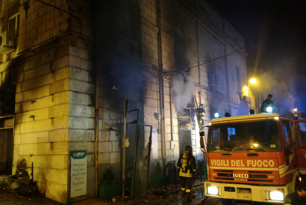 foto-incendio-pizzeria-reggio-c.jpg