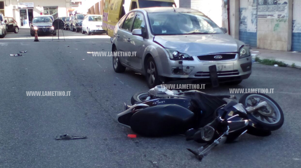 Lamezia: scontro tra auto e scooter, feriti due ragazzi