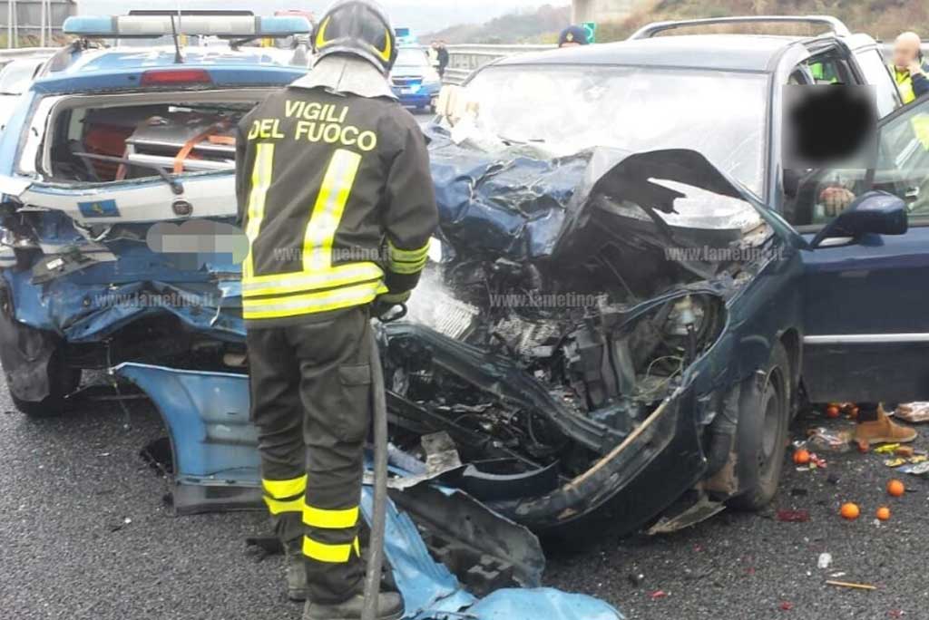 Auto contro pattuglia polizia su A2, feriti