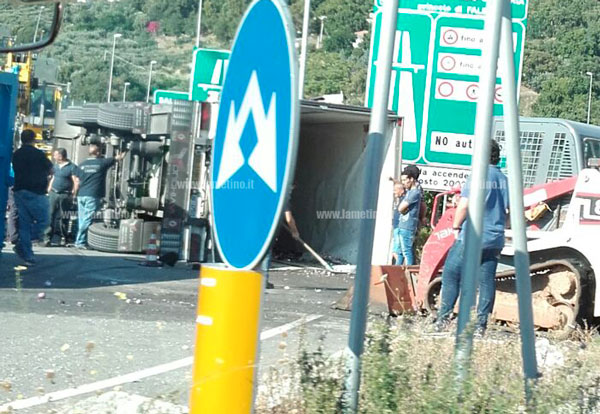 Tir carico di cipolle si ribalta allo svincolo di Falerna