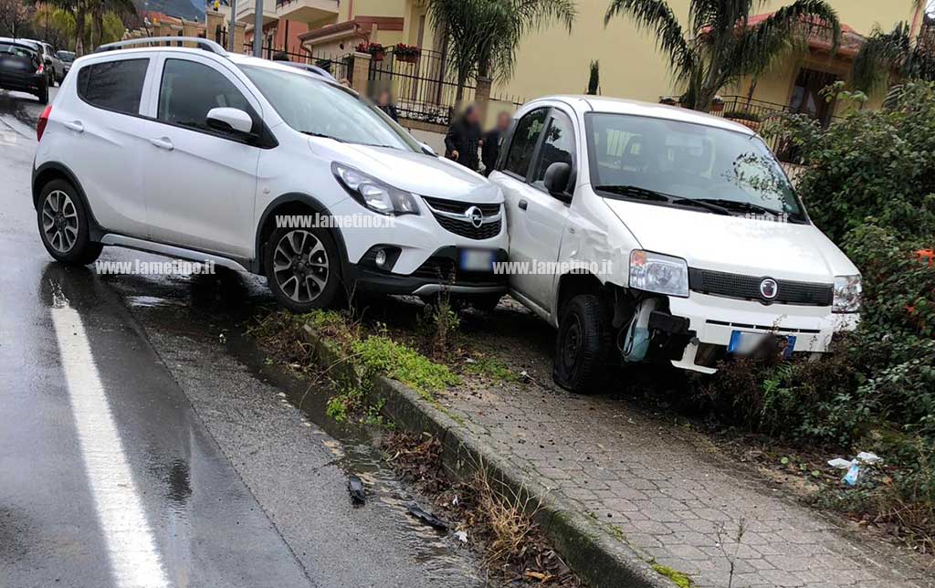 Lamezia, scontro tra due auto in via Martiri di Nassiriya: feriti