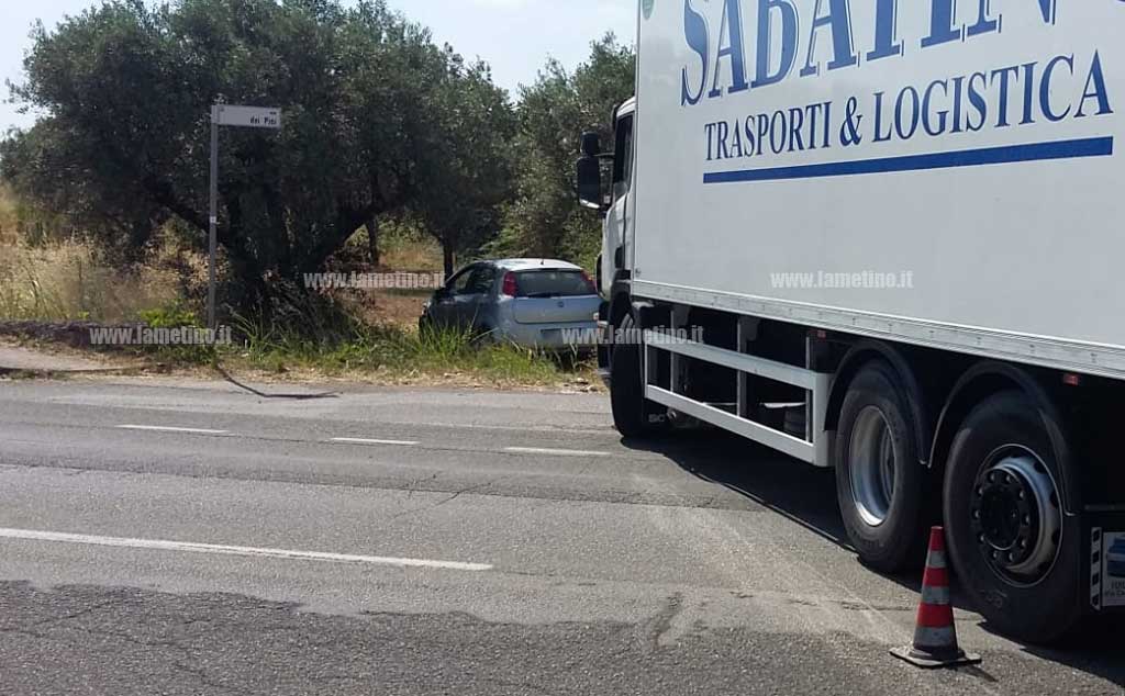 Lamezia, scontro tra auto e camion in via Perugini: ferita conducente