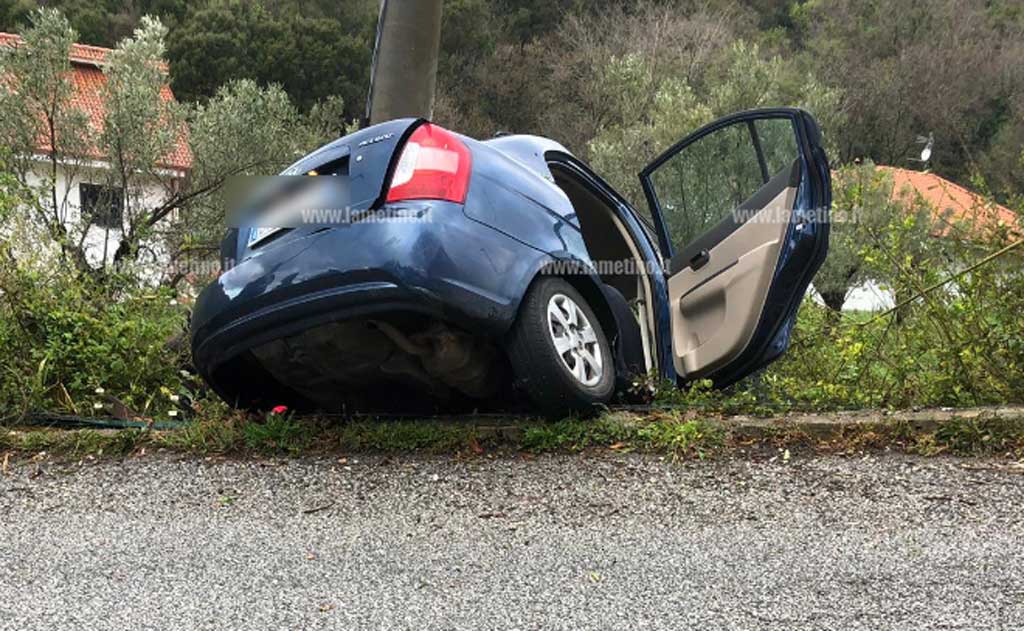 Lamezia, esce fuori strada e impatta contro palo illuminazione: un ferito