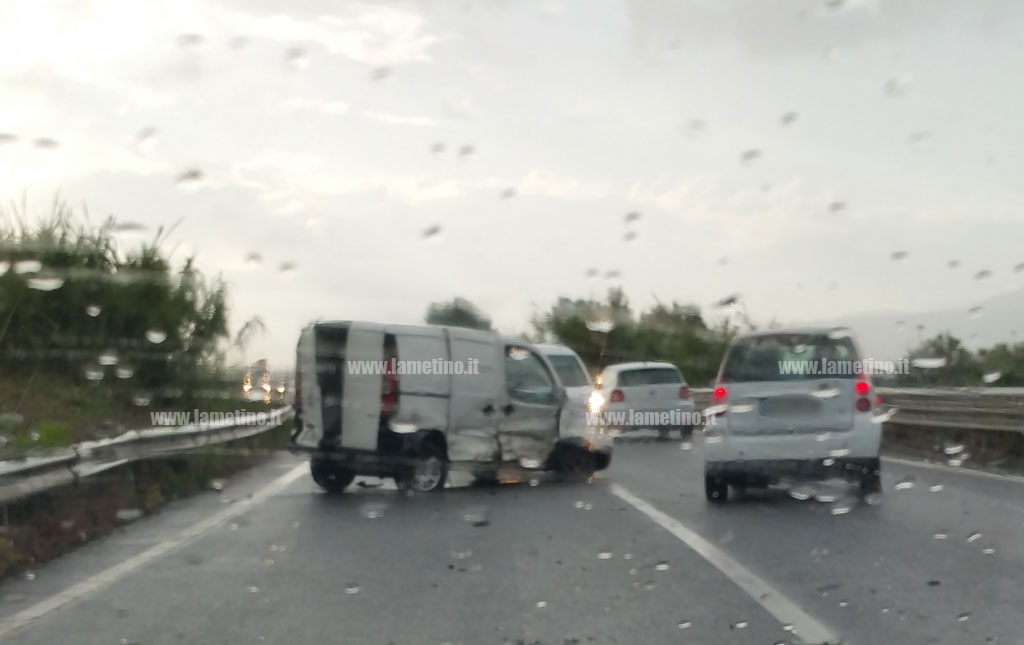 Lamezia, incidente sulla SS 18: quattro veicoli coinvolti